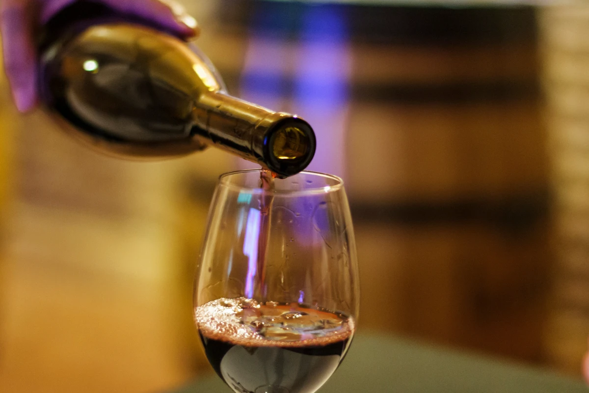 Coffrets de vin et législation internationale : Naviguer dans les méandres juridiques du commerce vinicole